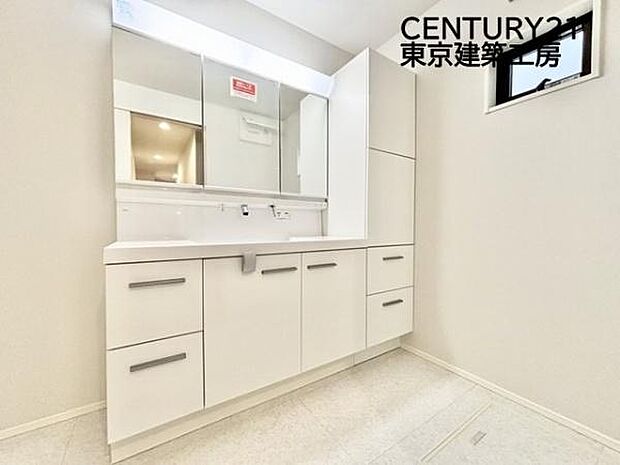 毎日使うものだから清潔な空間を保ちたい水回り。洗面にはそんな願いを解消させてくれる収納アイデアが満載です。三面鏡の裏側にはキャビネットが現れ小物から背の高い物まで収納できます。