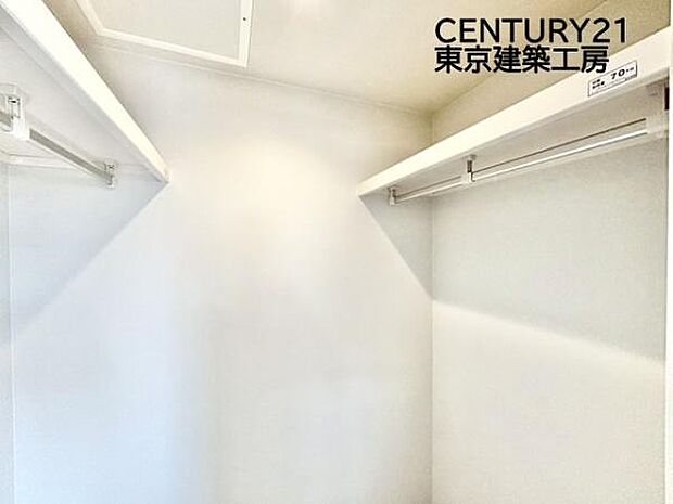 便利なウォークインクローゼット付きで収納豊富。大切なお洋服も沢山保管できます。