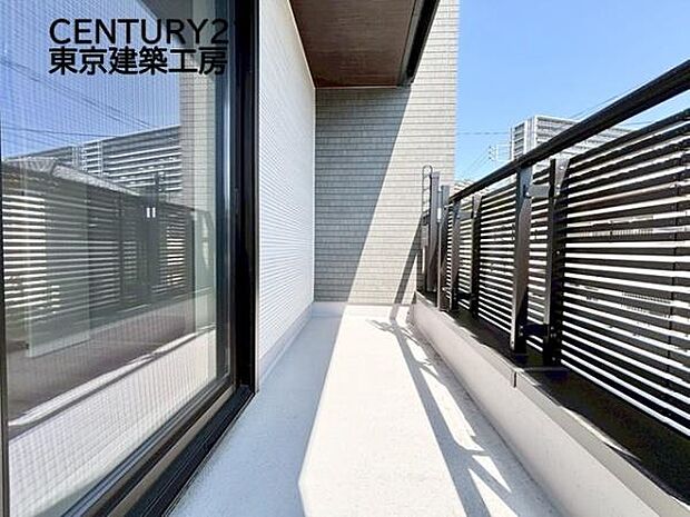 頬をなでる優しい風を感じることが出来るバルコニー。つい深呼吸をしたくなる気持ちの良い場所はこのお部屋の自慢です。お洗濯物を干すスペースとしても十分な広さがあります。