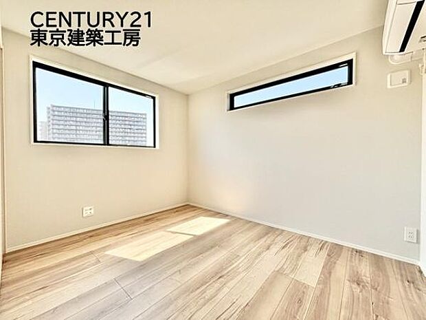 採光良好な洋室は複層ガラスの遮熱効果と断熱効果で、一年中快適に過ごせます♪