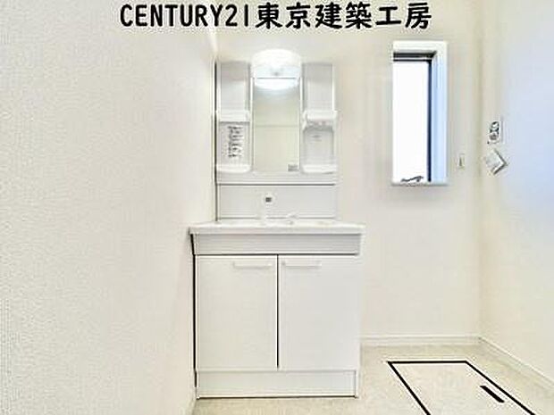 【施工例写真】毎日使うものだから清潔な空間を保ちたい水回り。洗面にはそんな願いを解消させてくれる収納アイデアが満載です。三面鏡の裏側にはキャビネットが現れ小物から背の高い物まで収納できます。