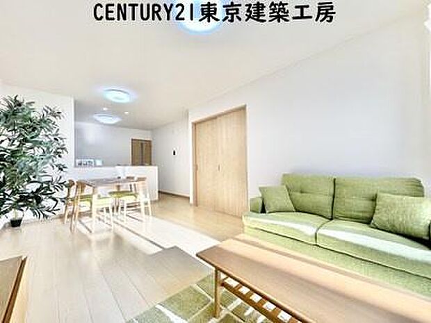 【施工例写真】オープンでのびやかな空間を生み出す、こだわりの「広がり」と「ゆとり」。ご家族の会話がはずむ開放的なLDKです♪