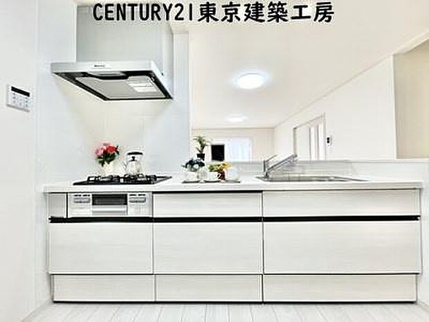 【施工例写真】調理がはかどるシステムキッチン♪収納豊富で、シンクも作業スペースも広いのでスムーズに料理ができます。