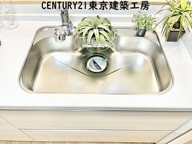 【施工例写真】調理がはかどるシステムキッチン♪収納豊富で、シンクも作業スペースも広いのでスムーズに料理ができます。