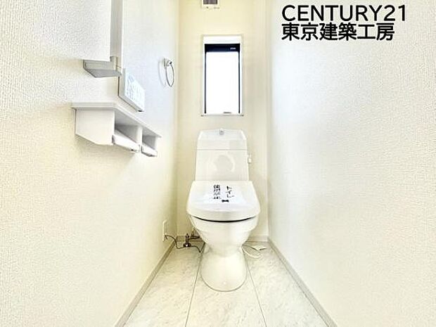 清潔な空間を保ちたいトイレはオフホワイトでまとめました。毎日使う場所だからこそお手入れも楽々にできる機能が搭載されております。汚れが付着しにくい便器はお掃除も楽々です。
