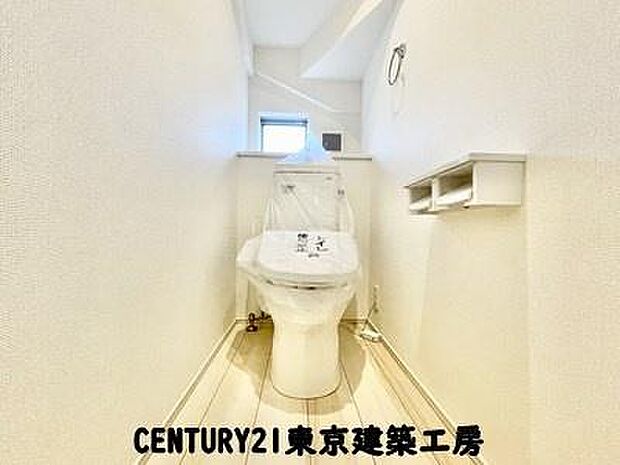【施工例写真】トイレを癒しの空間と考える人は少なくありません。だからこそ、寛げる場所であってほしいと思っている人も多いでしょう。機能面でも癒しや寛ぎの空間に相応しいトイレとなっています。