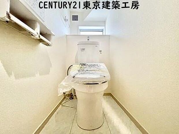 【施工例写真】トイレを癒しの空間と考える人は少なくありません。だからこそ、寛げる場所であってほしいと思っている人も多いでしょう。機能面でも癒しや寛ぎの空間に相応しいトイレとなっています。