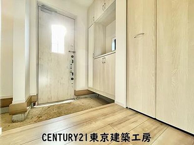 【施工例写真】住まいの顔とも言われているのが玄関です。清潔感のある玄関は、それだけで住まい全体の印象を大幅にアップさせてくれます。気持ちよく利用することができるでしょう。