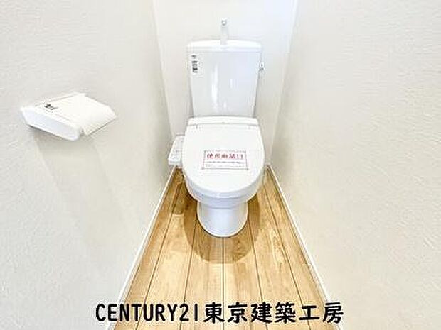 【施工例写真】トイレを癒しの空間と考える人は少なくありません。だからこそ、寛げる場所であってほしいと思っている人も多いでしょう。機能面でも癒しや寛ぎの空間に相応しいトイレとなっています。