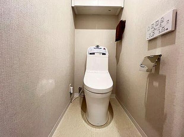 上部吊戸棚付き 温水洗浄便座トイレ