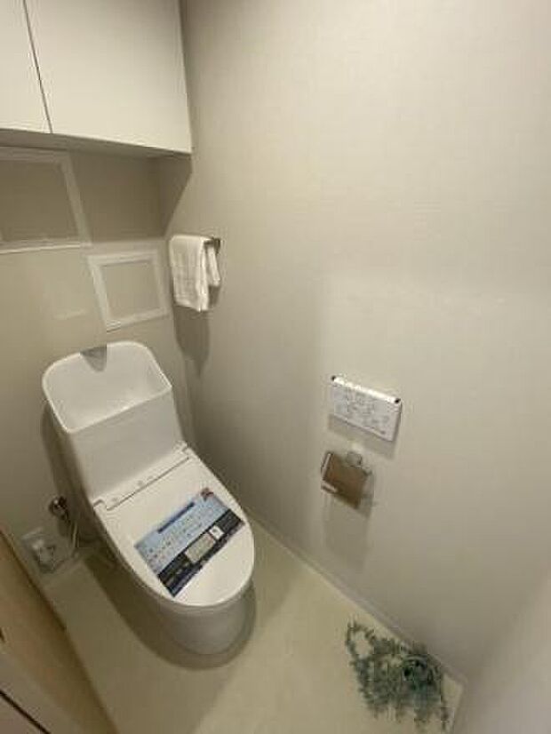 上部戸棚付き 温水洗浄便座一体型トイレ　クッションフロア貼替