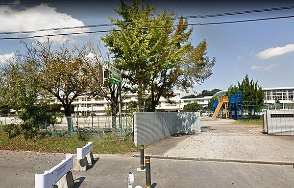 牛久市立向台小学校まで1461m