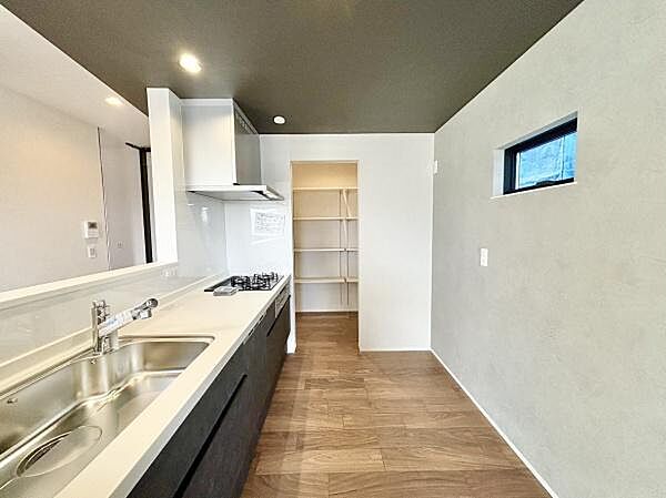 【Kitchen】キッチンには、手洗いよりも短時間で高い除菌効果、水道光熱費の節約も期待できる食器洗い乾燥機が搭載されています。