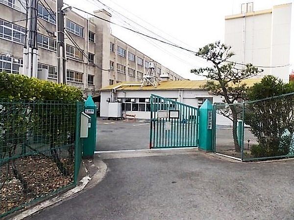 高槻市立日吉台小学校まで950m