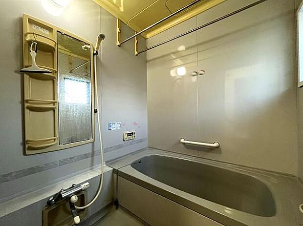 【Bath room】浴室には窓があるので、空気の入れ替えができ、カビの発生対策もできます◎