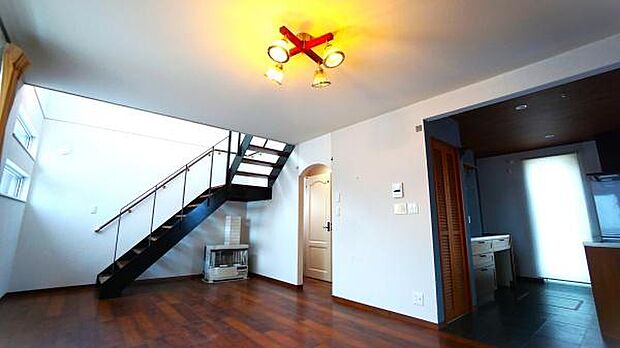 ■お写真の通り、リビング階段を抜けまして2階部分へとアクセスします。