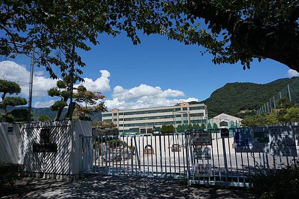 呉市立白岳中学校まで1626m
