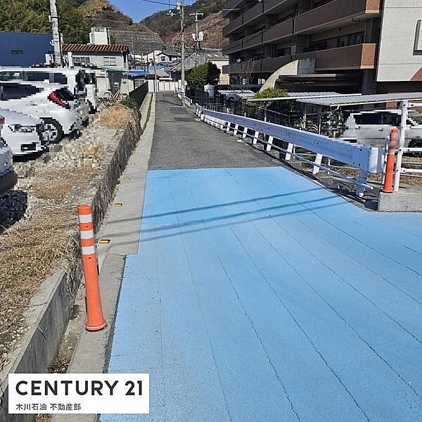 舗装された前面道路。