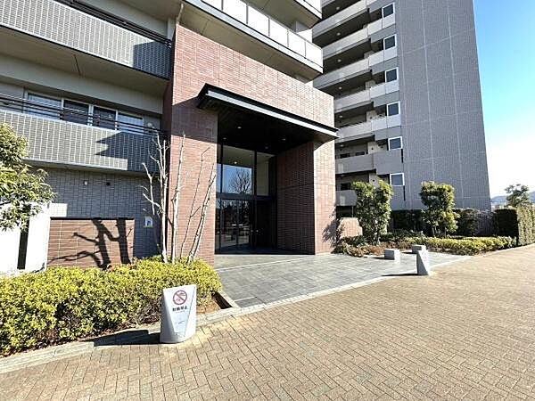 マンションの顔であるエントランスは高級感がある作りになっています。