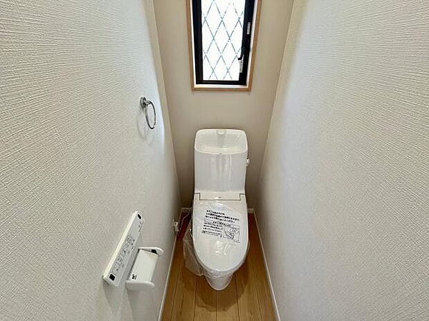 すっきりとしたデザインの温水洗浄便座つきトイレです♪