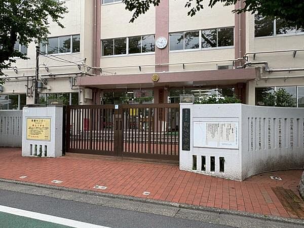豊島区立駒込小学校まで511m