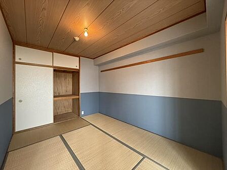 畳の表替え、襖貼替済み☆　和室もブルーのアクセントクロスで統一☆