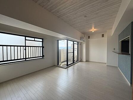 南向きのバルコニーと窓のため明るいお部屋◎