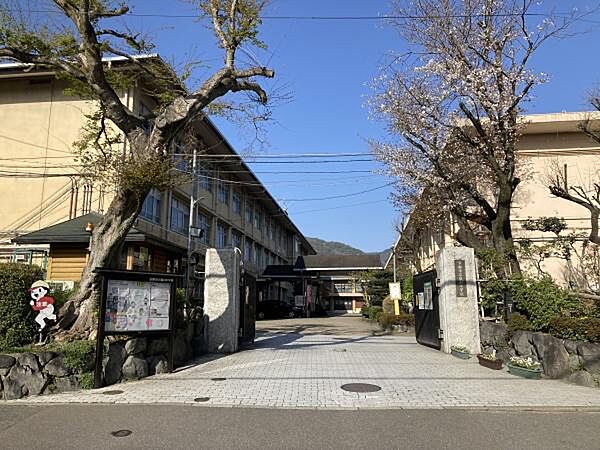 京都市立嵐山小学校まで940m