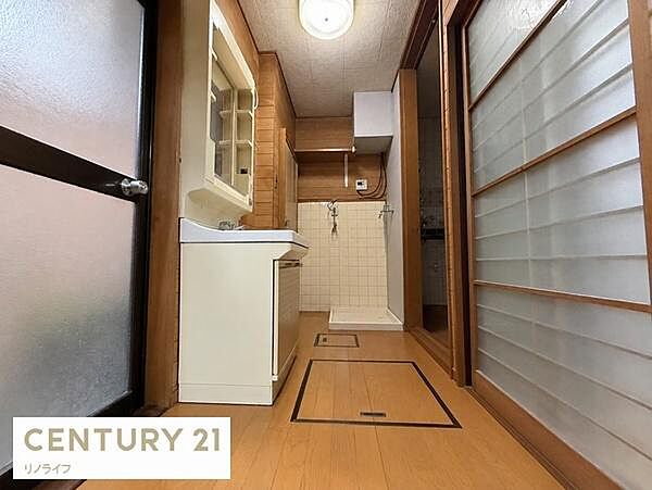 手前左側はお風呂、左奥はトイレ。一部AIによる加工を施しています。