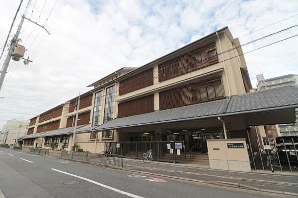下京渉成小学校まで945m