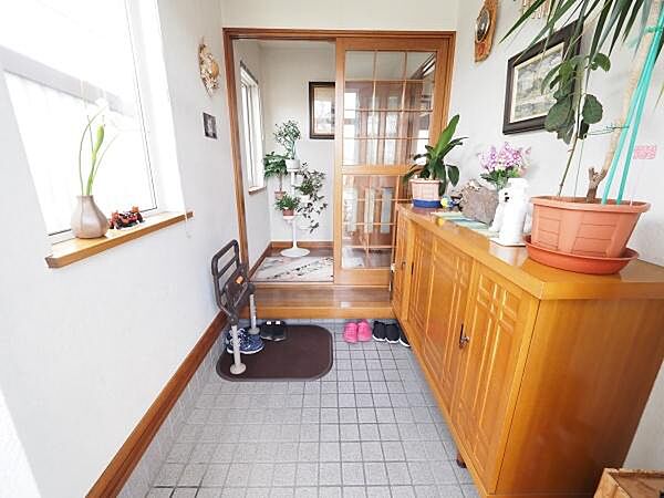 窓付きで換気がしやすく、明るく開放感のある玄関。ロータイプの下駄箱は収納力があるだけでなく、上部に観葉植物や写真を飾ってインテリアを楽しめます。すっきりとした印象を与えるゆとりある設計です