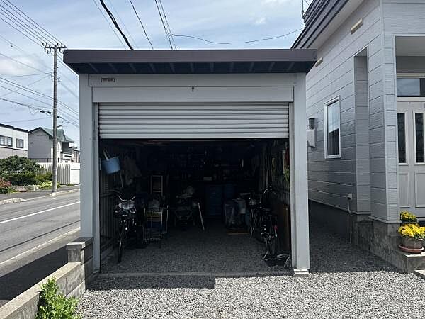 大切な愛車や自転車を雨風から守るシャッター付きガレージ。防犯面でも安心です。奥行きにゆとりがあり、タイヤや工具、アウトドア用品を保管する物置としても便利にお使いいただけます。