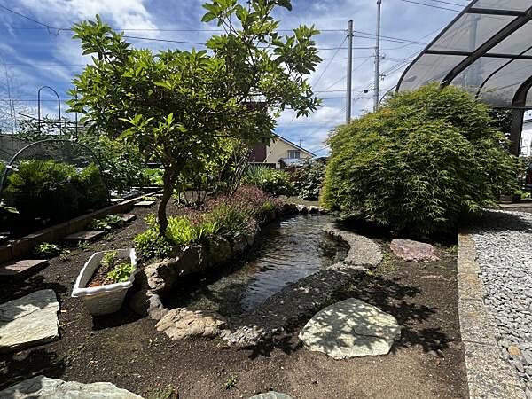 美しくお手入れされた情緒溢れるお庭。敷地内には風情漂う小さな池もあり、四季折々の豊かな緑とせせらぎに癒やされる特別な空間です。ガーデニングや日々の暮らしに心地よい潤いを与えてくれます。