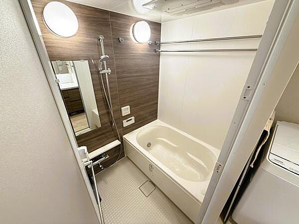 ミストサウナ付き浴室乾燥機。季節時間関係なく洗濯物干しができ、花粉の時期に大活躍
