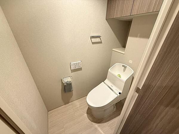 ストック用品をしまえる便利な手洗い収納。温水洗浄便座つきの清潔感あふれるトイレ空間