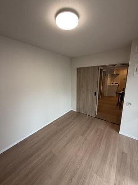 バルコニーに面した洋室となっております。
