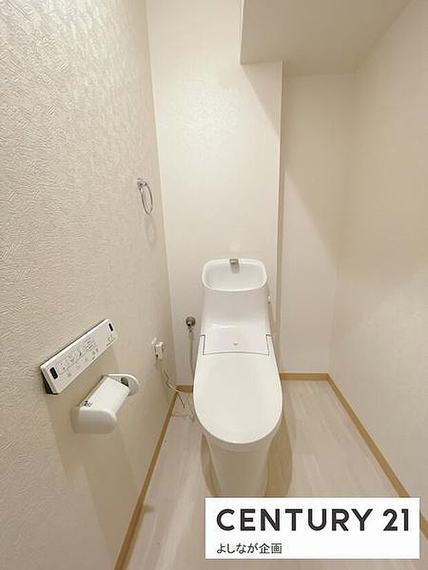 白い内装が明るく、清潔感のあるトイレです。温水洗浄便座できれいさっぱり♪