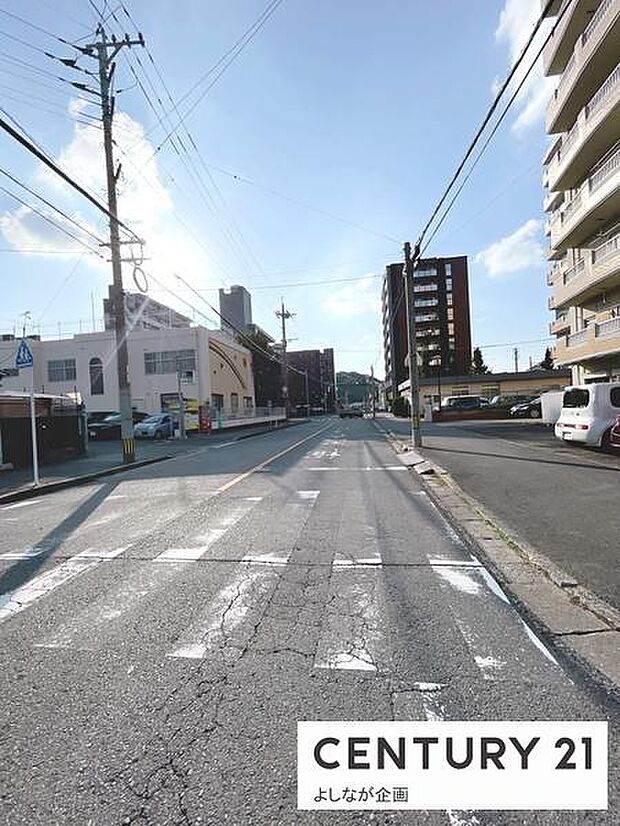 前面道路はきれいに舗装されており、十分な幅があります。出入りのアクセス良好です♪