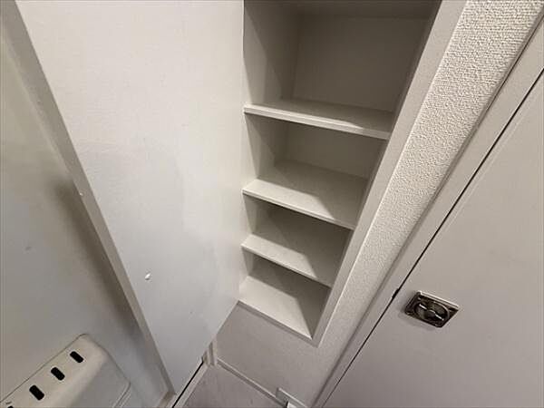 玄関に設置された収納スペースがあり整理整頓に役立ちます。コンパクトな設計で圧迫感がありません。シンプルなデザインで使いやすさが感じられます。玄関まわりがすっきりとした印象です。