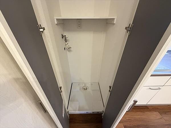 キッチン横の洗濯機置場で便利です。扉があるため使用しないときはすっきりします。