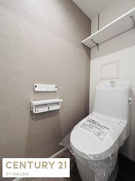 温水洗浄便座付きトイレ。清潔感のある空間です。