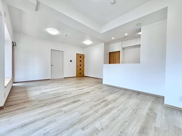 窓が多く、部屋全体が明るい印象です