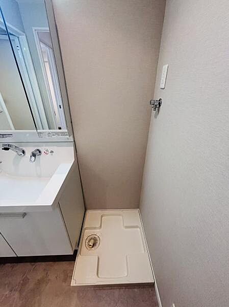 室内洗濯機置き場付きで、天候に左右されず快適に使えます。