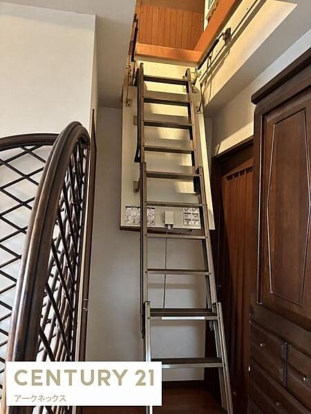 小屋裏物置や屋上へアクセスできる収納式はしごを完備。空間を無駄なく使える便利な設備です。