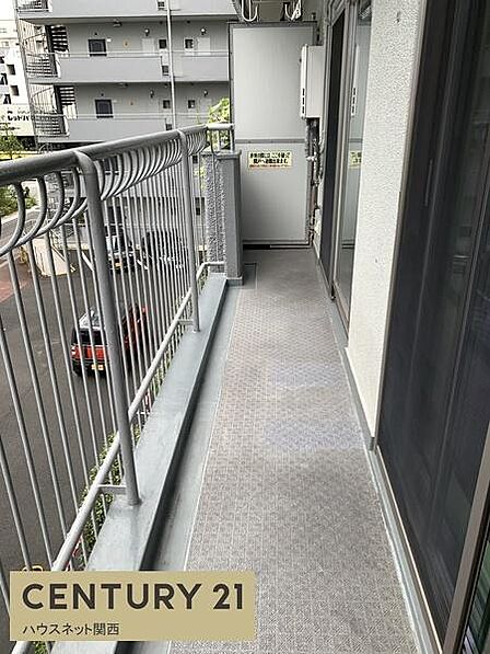 東向きバルコニー 外は駐車場