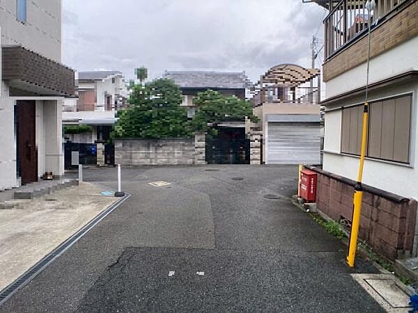 西側道路約4ｍの広さです