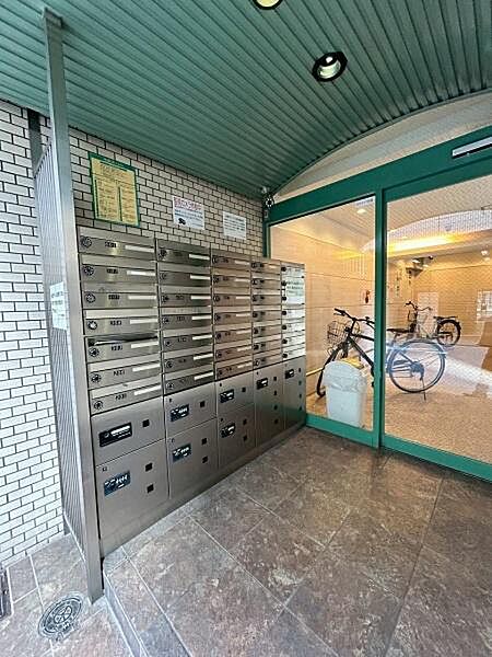 宅配BOX付でお出かけ時の荷物の受け取りも安心です