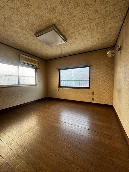 窓からのここちよい風が入る洋室