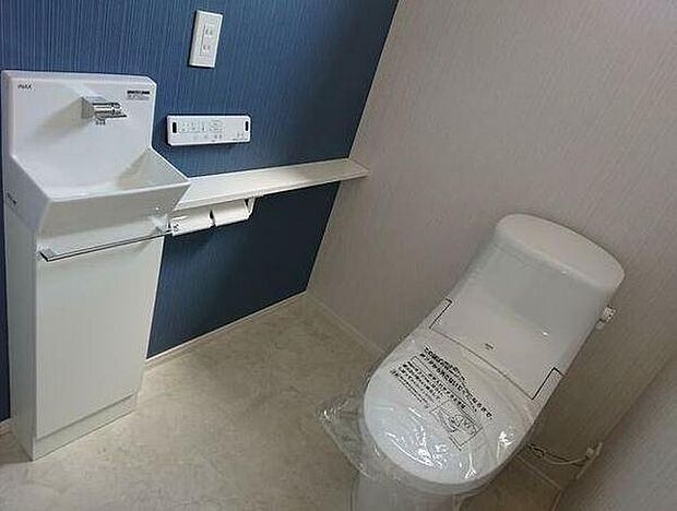 ウォシュレット付でスッキリとしたデザインのトイレは1Fと2Fにあります