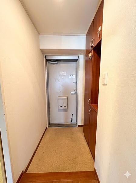 落ち着いた色合いの玄関はシンプルな内装が特徴です。収納スペースも備わっておりすっきりとした空間が広がっています。明るい照明で毎日の出入りがしやすいデザインです。使い勝手の良い玄関になっています。